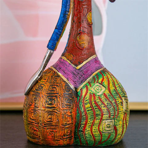 Abstract Vrouwenbeeldje van Duurzame Hars in Levendige Kleuren – Handgemaakt Kunstwerk voor Modern Interieur 6