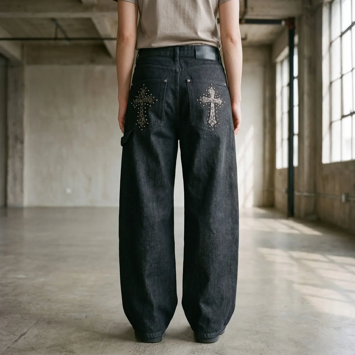 Baggy Broek met Wijde Pijpen – Wide Leg Jeans met Kruismotief & Studs op de Achterzakken, Grunge Streetwear, S–2XL – Jo