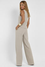 Dames tweedelige outfit — V-hals jasje en wijde rechte broek | alledaags