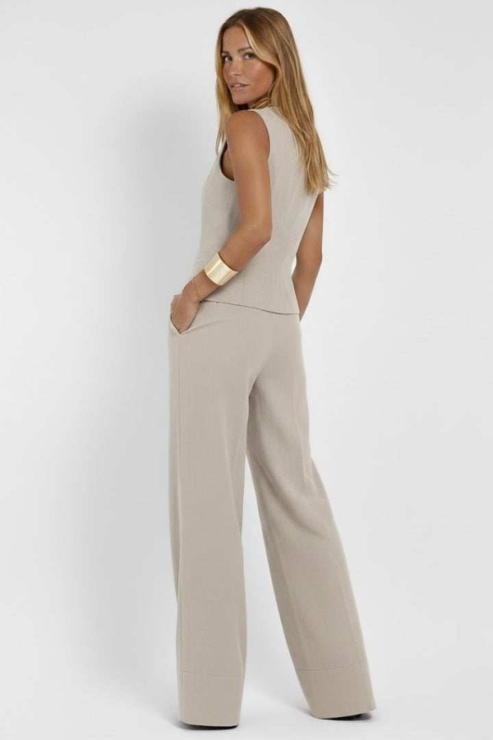 Dames tweedelige outfit — V-hals jasje en wijde rechte broek | alledaags