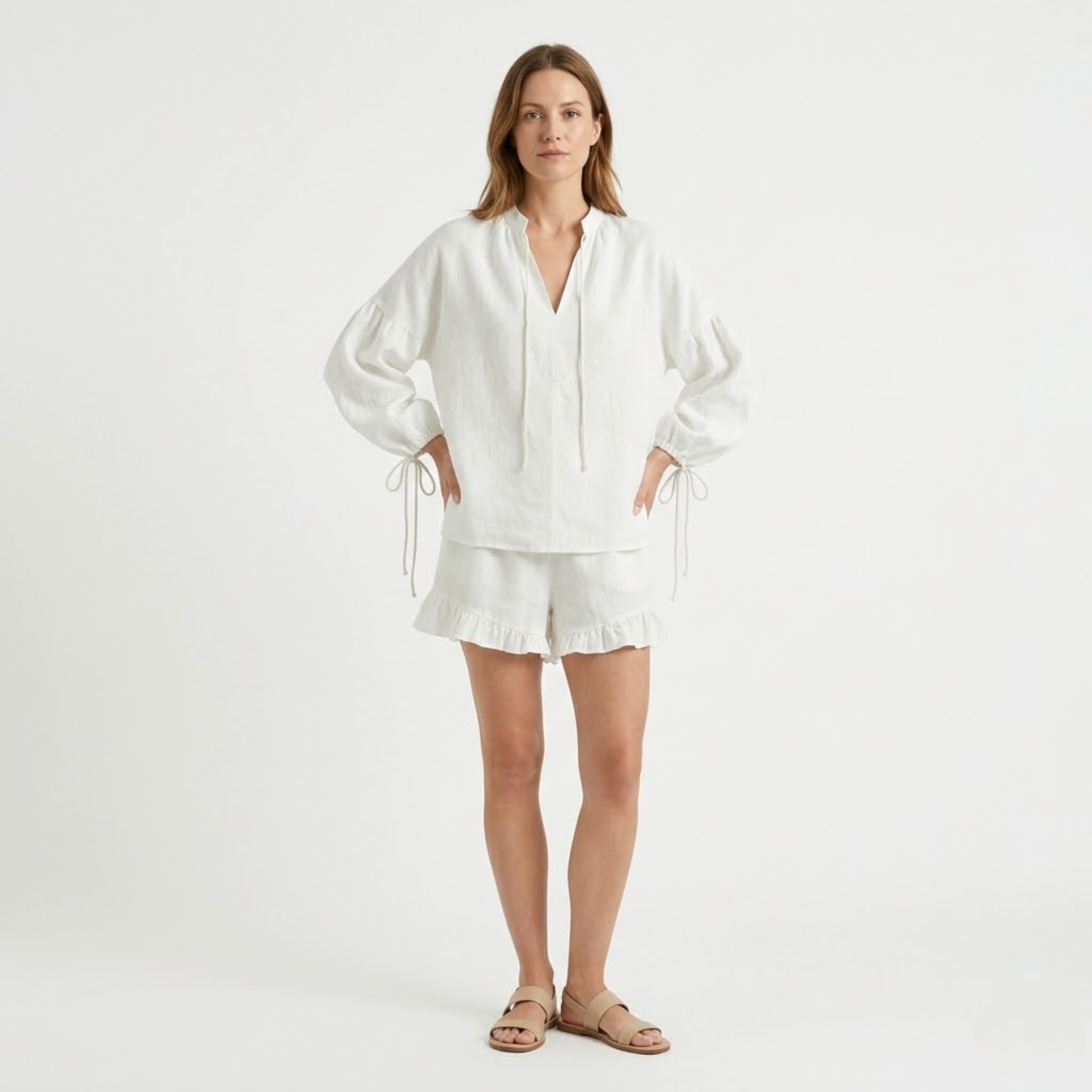 Dames tweedelige set bestaande uit een blouse met lange mouwen en een short met ruches. Wit