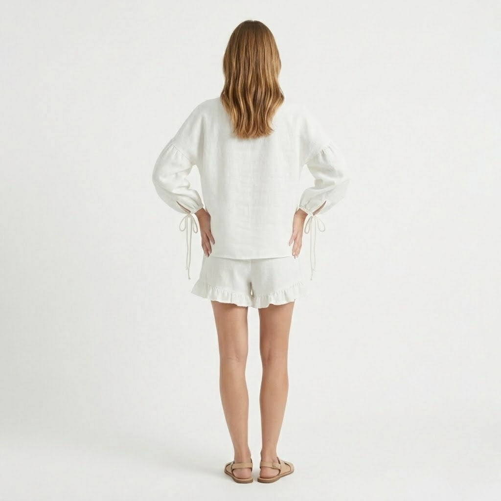 Dames tweedelige set bestaande uit een blouse met lange mouwen en een short met ruches.