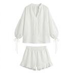 Dames tweedelige set bestaande uit een blouse met lange mouwen en een short met ruches.