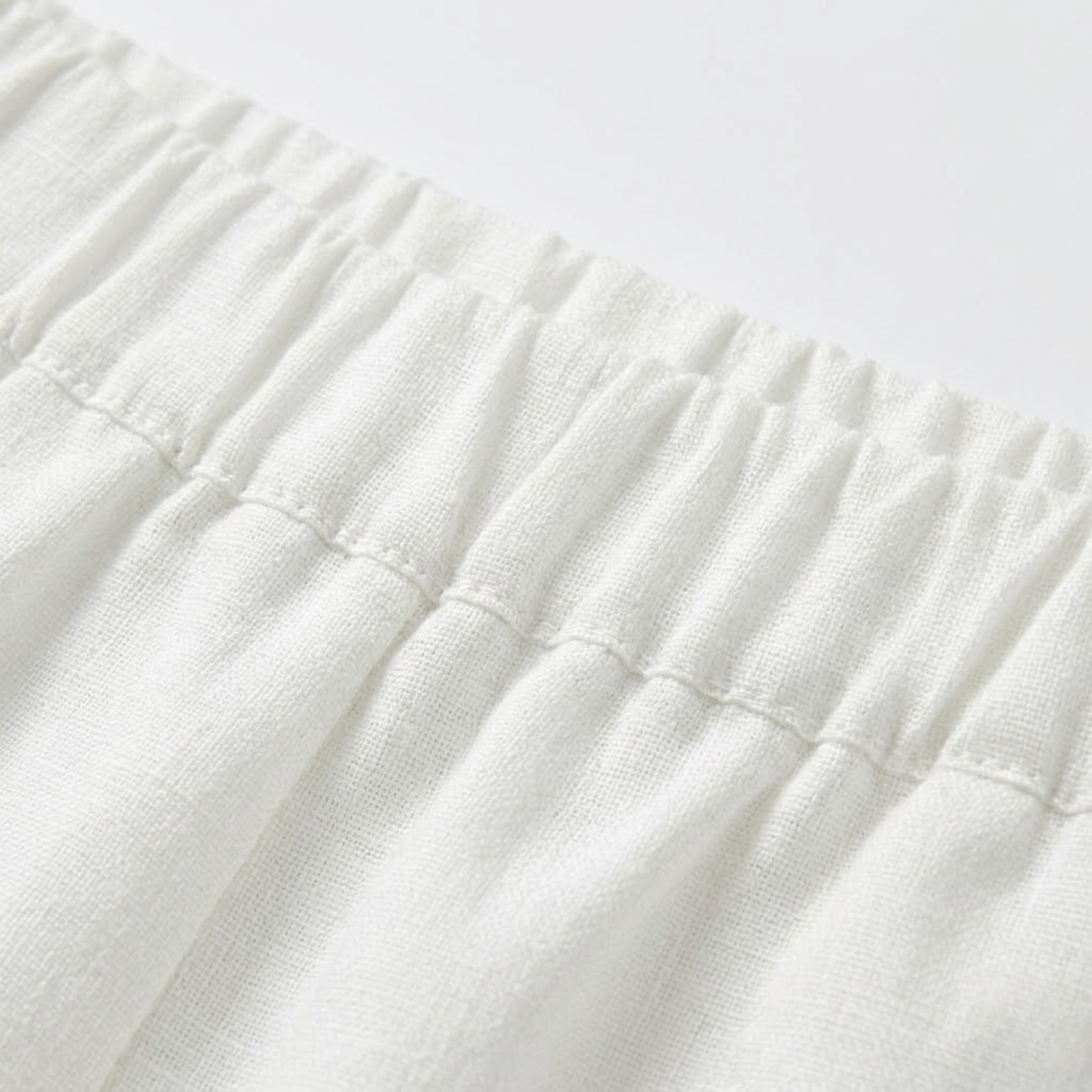 Dames tweedelige set bestaande uit een blouse met lange mouwen en een short met ruches.