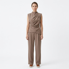 Dames tweedelige set met gedrapeerde mouwloze top en zwierige broek met wijde pijpen