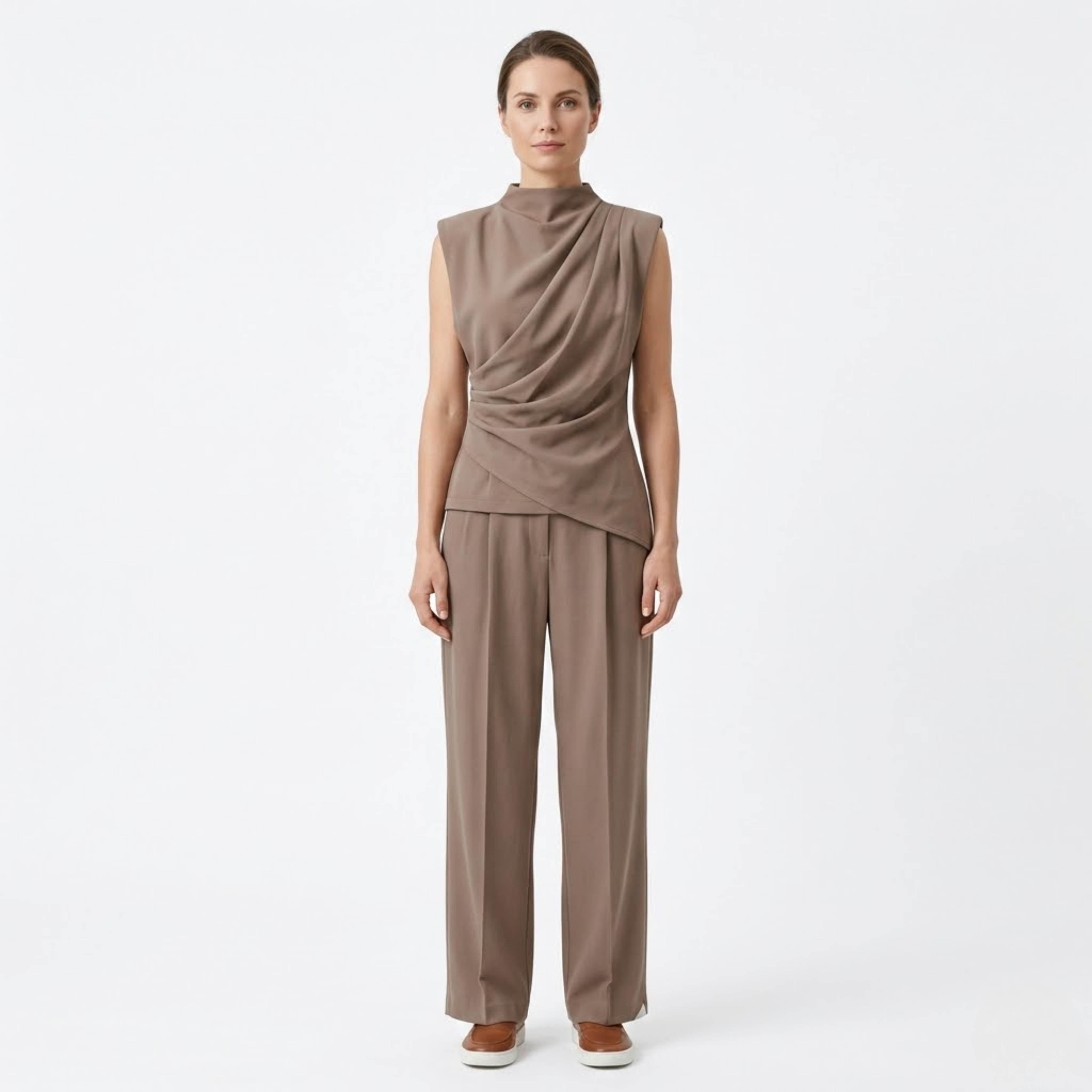 Dames tweedelige set met gedrapeerde mouwloze top en zwierige broek met wijde pijpen