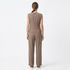 Dames tweedelige set met gedrapeerde mouwloze top en zwierige broek met wijde pijpen