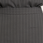 Damespak bestaande uit een blouse met lange mouwen en een aansluitende minirok.