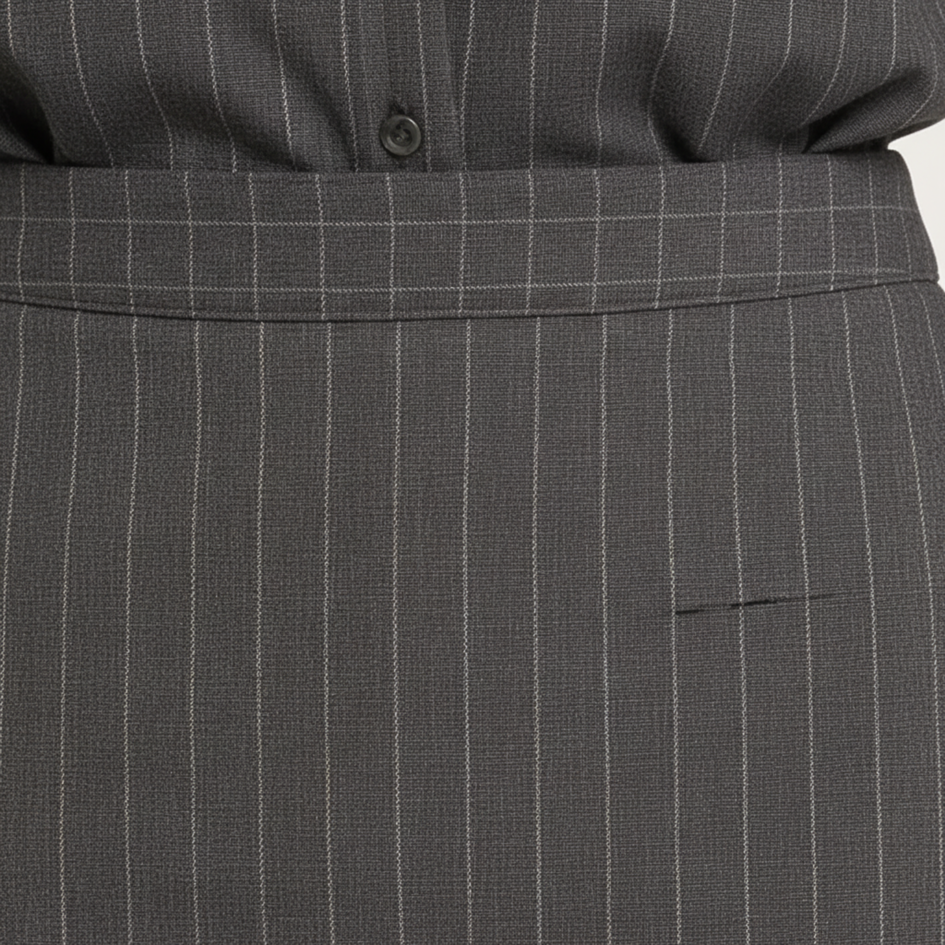 Damespak bestaande uit een blouse met lange mouwen en een aansluitende minirok.