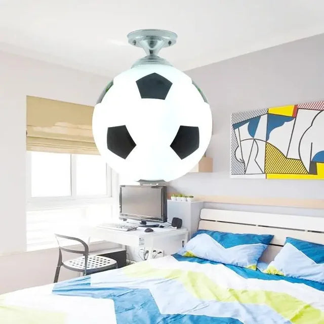 Speelse Voetbal Plafondlamp – Voetbal & Basketbal Lamp voor Jongenskamer & Kinderkamer, Dimbare LED, Glazen Bol – GoalBright
