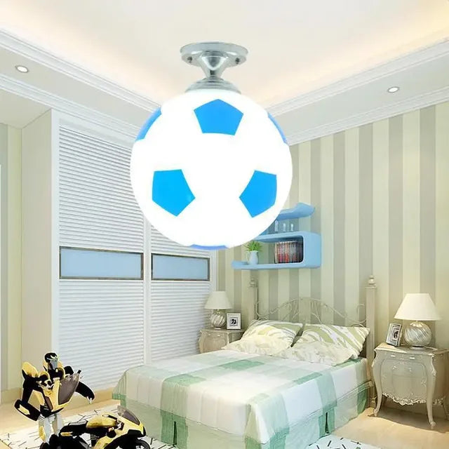 Speelse Voetbal Plafondlamp – Voetbal & Basketbal Lamp voor Jongenskamer & Kinderkamer, Dimbare LED, Glazen Bol – GoalBright Voetbal blauw