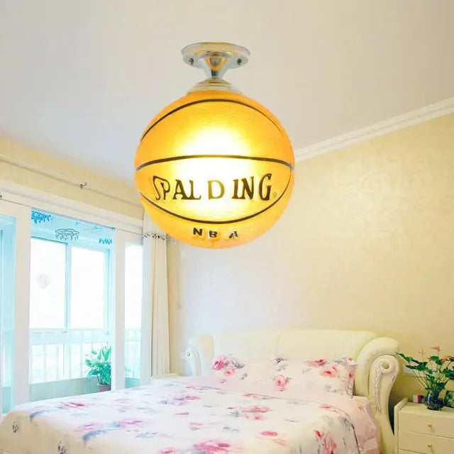 Speelse Voetbal Plafondlamp – Voetbal & Basketbal Lamp voor Jongenskamer & Kinderkamer, Dimbare LED, Glazen Bol – GoalBright Basketbal geel