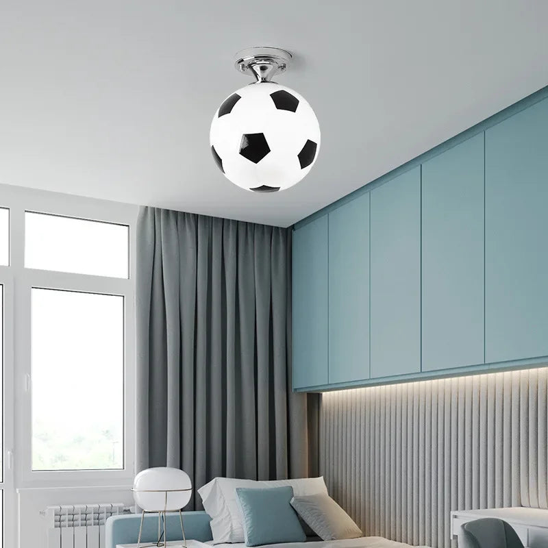 Speelse Voetbal Plafondlamp – Voetbal & Basketbal Lamp voor Jongenskamer & Kinderkamer, Dimbare LED, Glazen Bol – GoalBright Voetbal zwart
