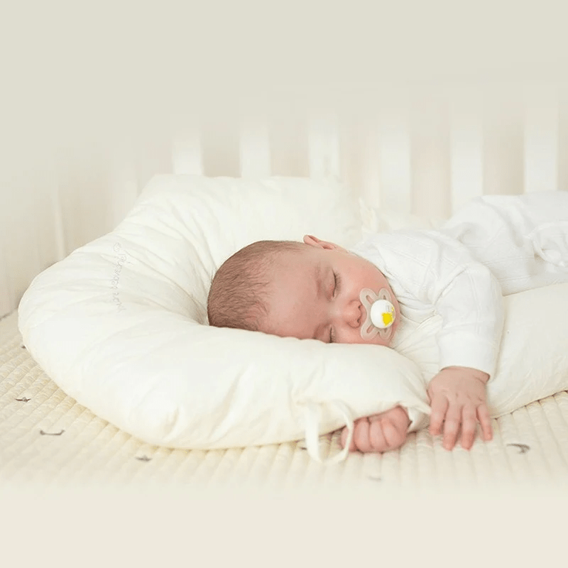 DreamNest | Hypoallergeen Baby-Slaapkussen - Ergonomisch Ademend Hoofdkussen tegen Plagiocefalie (Afplatting) met Wasbare Biologische Katoenen Hoes