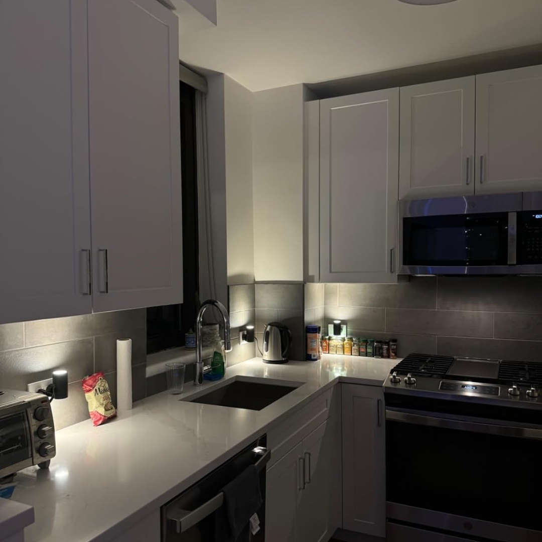 NightLuxe Bauhaus-design Nachtlampje – Dimbaar LED Stopcontact Nachtlampje met Schemersensor, Warmwit 3000K, voor Gang & Slaapkamer